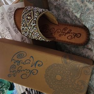 NaUgHtY MoNkEy sandals